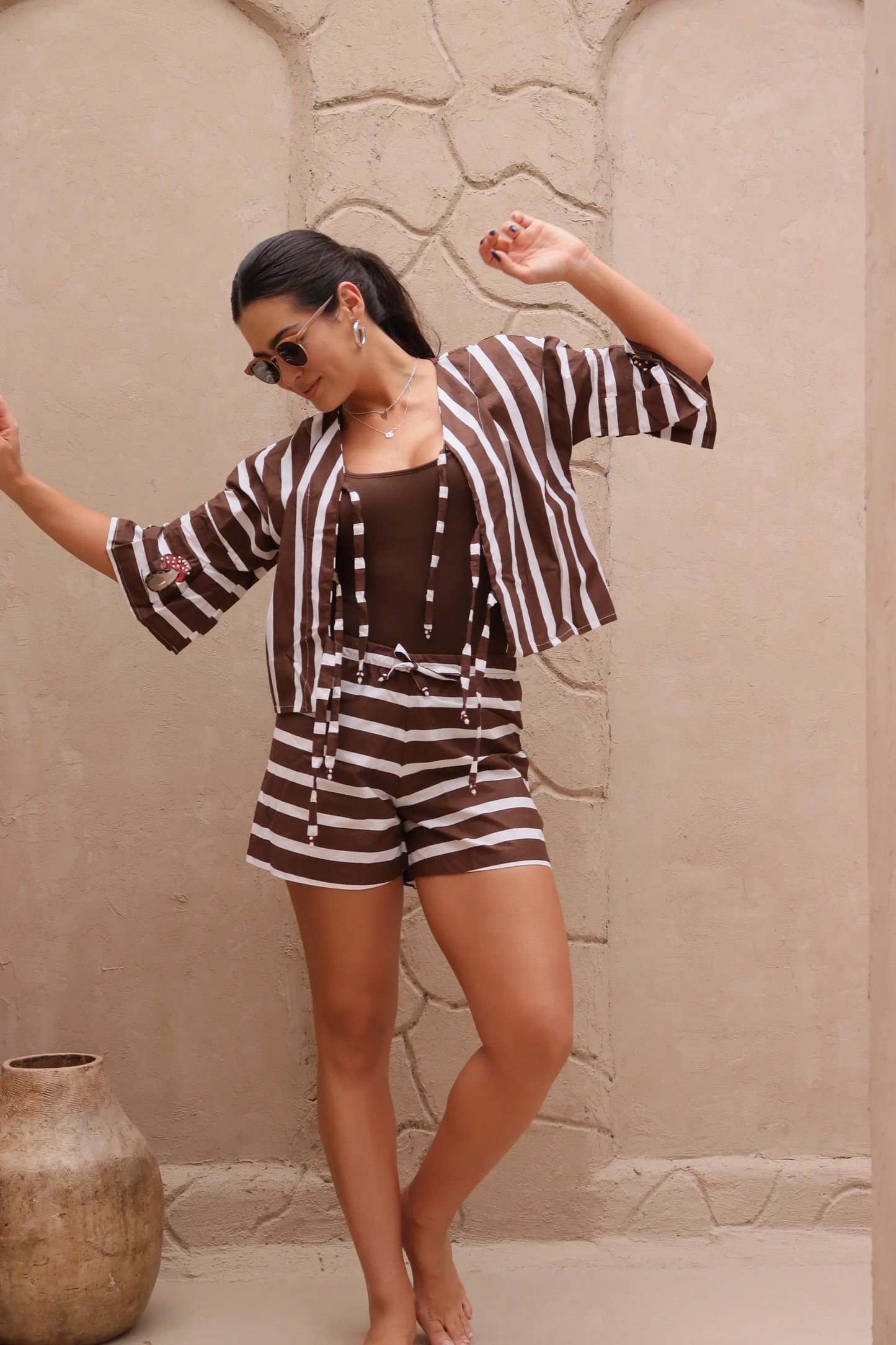 Short Comfy Listras Marrom